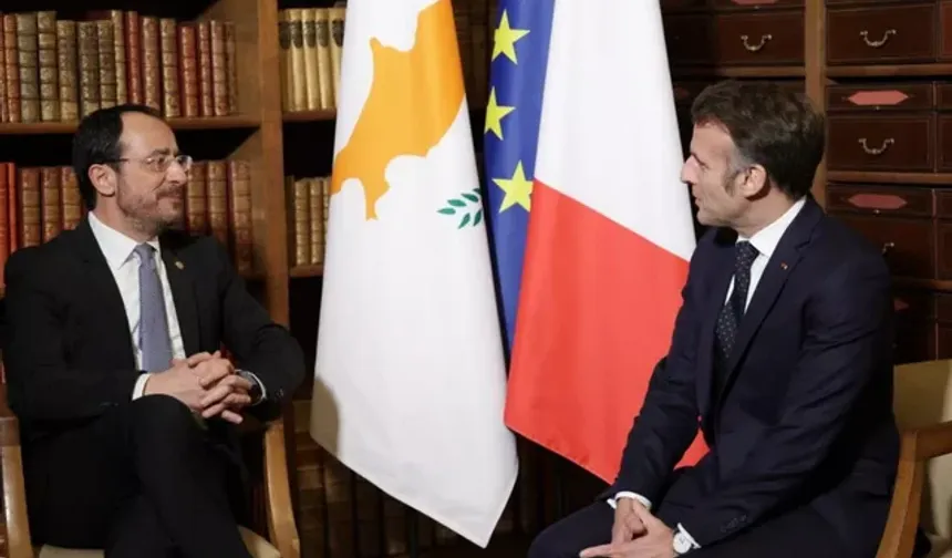 Hristodulidis Paris’te Macron’la baş başa görüştü