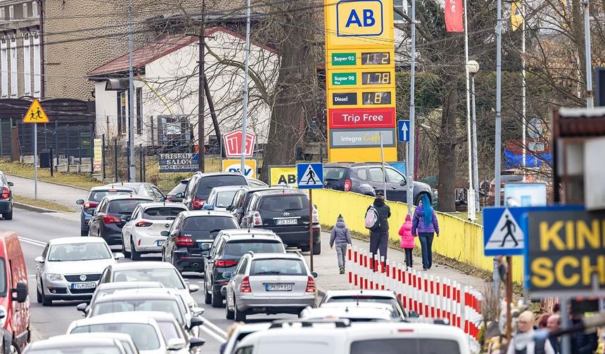 Benzin almak için ülke değiştiriyorlar!