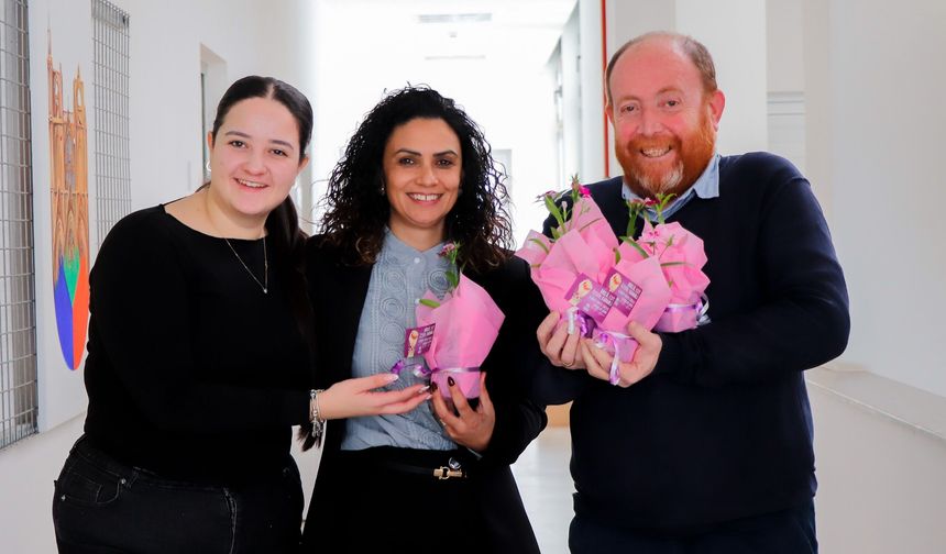 Gazimağusa Belediyesi’nden 8 Mart’ta emekçi kadınlara çiçek