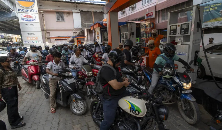 Hindistan'da akaryakıt kuyruğu