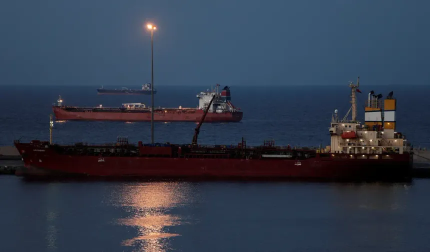 İran, Hürmüz Boğazı'nı geçişlere kapattı