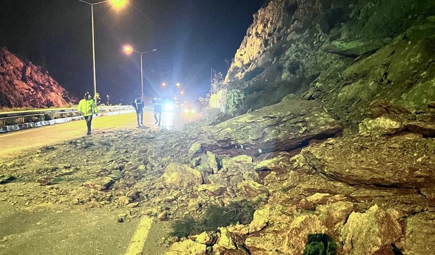 St.Hilarion Kavşağı yakınlarında Lefkoşa-Girne anayoluna kaya parçaları düştü