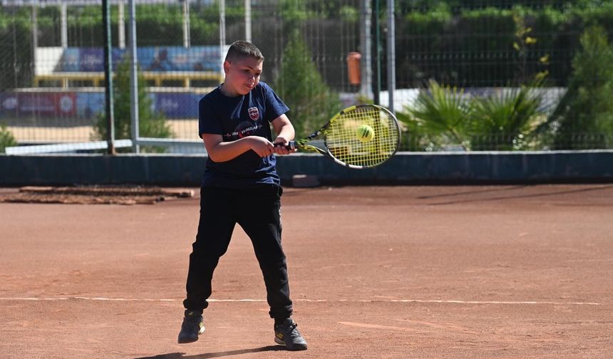 Geleceğin tenisçileri heyecan dolu maçlarda mücadele etti