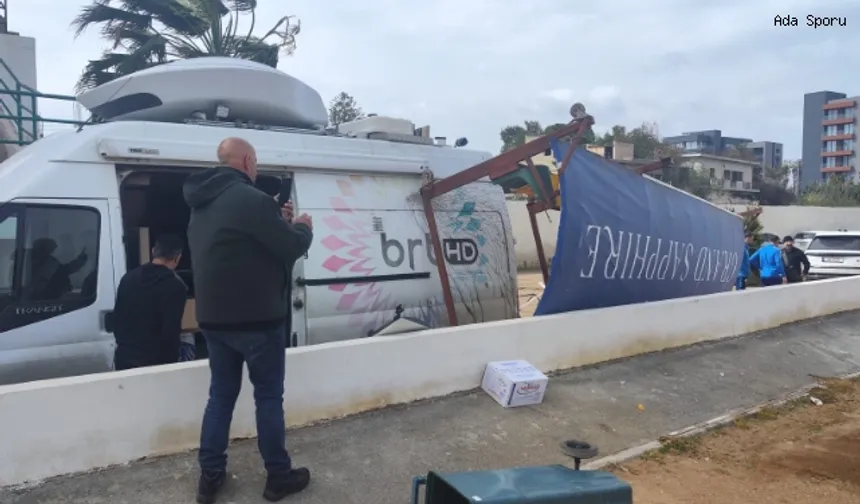 Şiddetli fırtına yedek kulübesini uçurdu, maçı tatil ettirdi