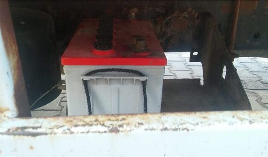 Park halindeki kamyondan aküler çalındı