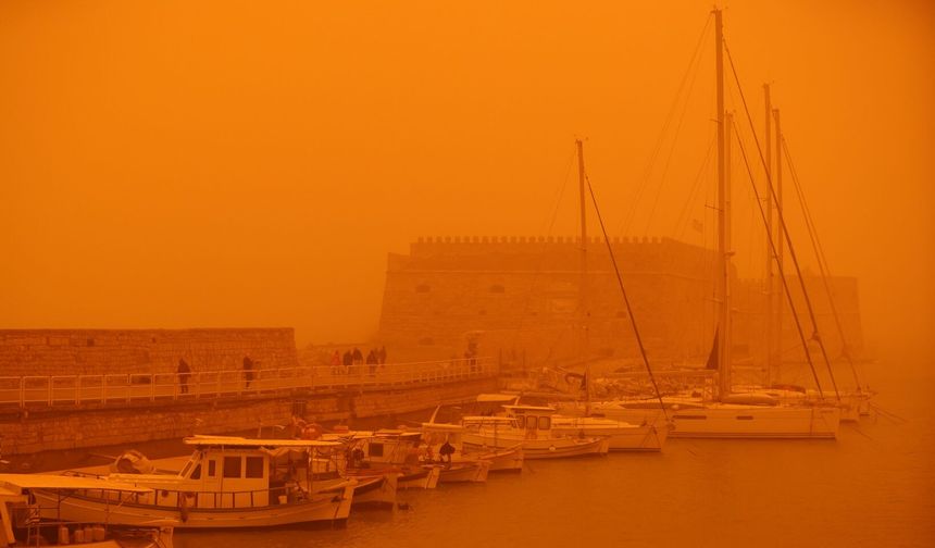 Girit Adası'nda gökyüzü kırmızıya büründü