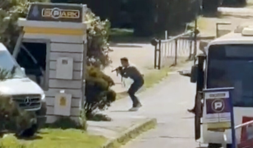 İsrail konsolosluğu önündeki çatışmada dikkat çeken an