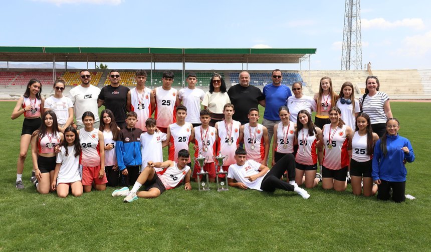 Şehit Turgut Ortaokulu’ndan çifte şampiyonluk