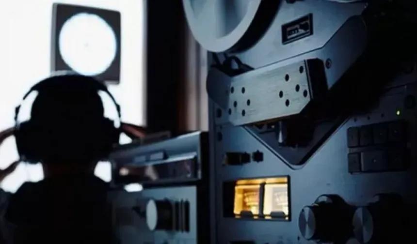 Telefon görüşmelerinin dinlenmesine olanak tanıyacak anayasa değişikliğinin oylanması ertelendi