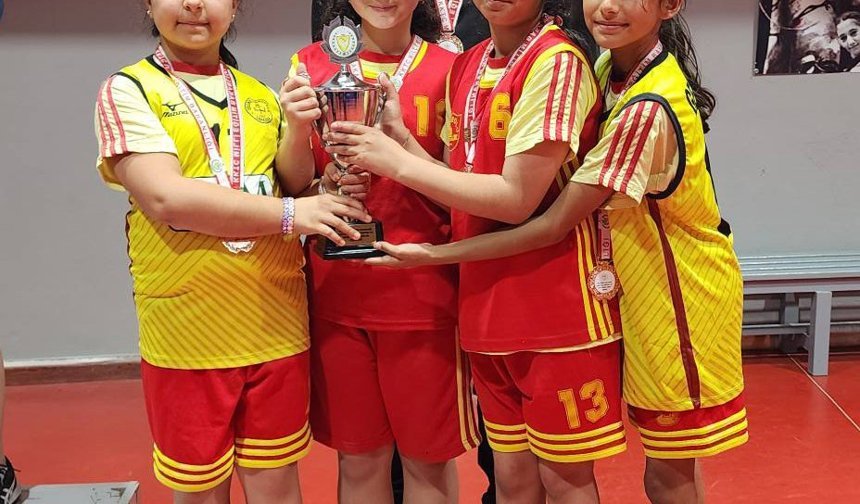 Gelibolu İlkokulu’ndan ilk temsiliyette, ilk kupa