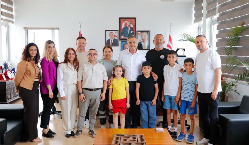 Uluçay, mahallelerinde çevre temizliği yapan çocuklara teşekkür etti