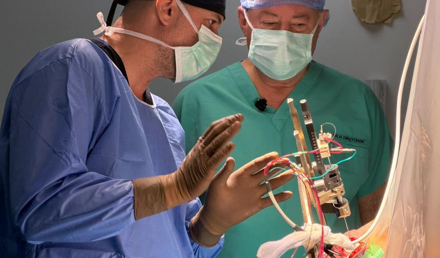 Dr. Burhan Nalbantoğlu Devlet Hastanesi’nde titreme hastası beyin pili ameliyatıyla sağlığına kavuştu