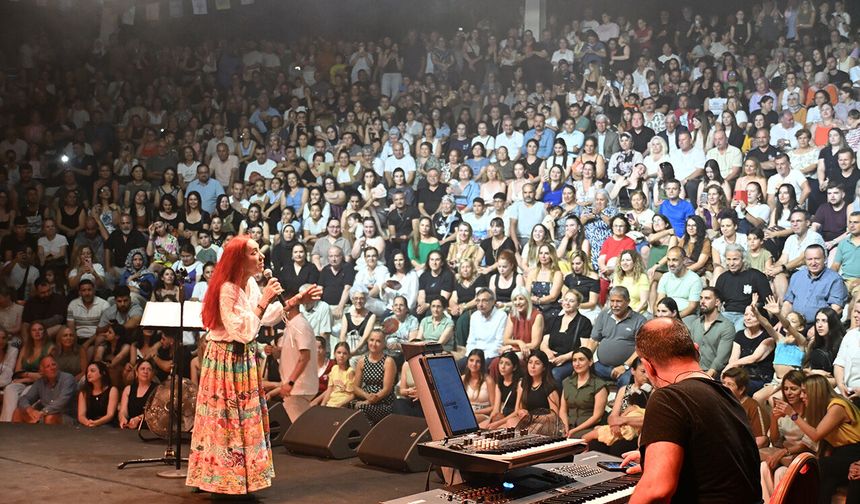 Güzelyurt Portakal Festivalinde Leman Sam rüzgarı esti
