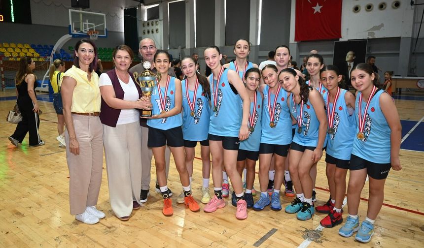 U12 Kızlar Ligi’nde şampiyon Levent Spor