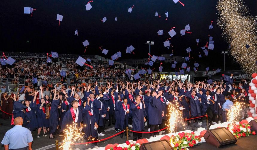 Yakın Doğu Koleji’nde 108 mezun coşkuyla geleceğe uğurlandı