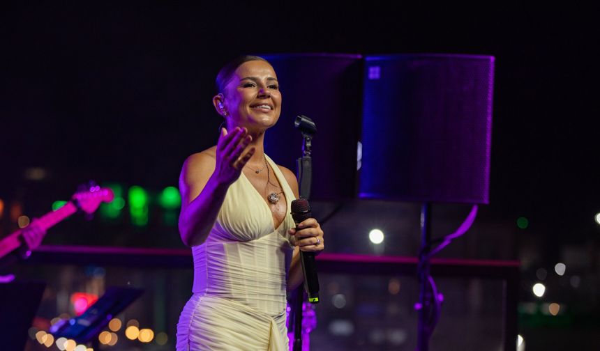 Merve Özbey'den, Merit Liman Teras sahnesinde unutulmaz bir gece