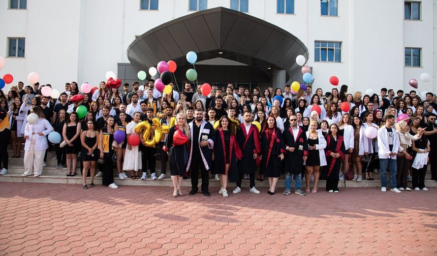 Yakın Doğu Üniversitesi’nden mezun 1.536 sağlık profesyoneli meslek yemini etti
