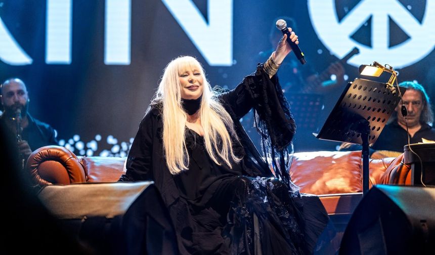 Zerrin Özer, Grand Sapphıre sahnesinde 50. sanat yılını coşkuyla kutladı