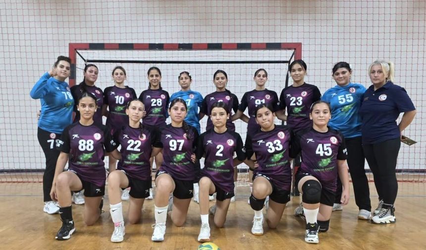 U-16 Kızlar Hentbol Ligi’nde nefes kesen başlangıç