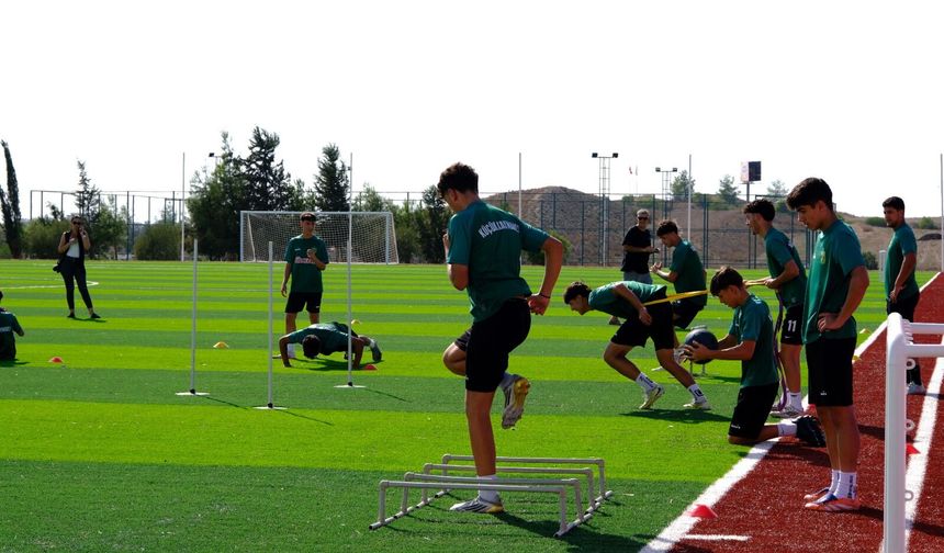 Yakın Doğu Üniversitesi Spor Kompleksi’ni Küçük Kaymaklı’nın Altyapı Takımlarına açtı