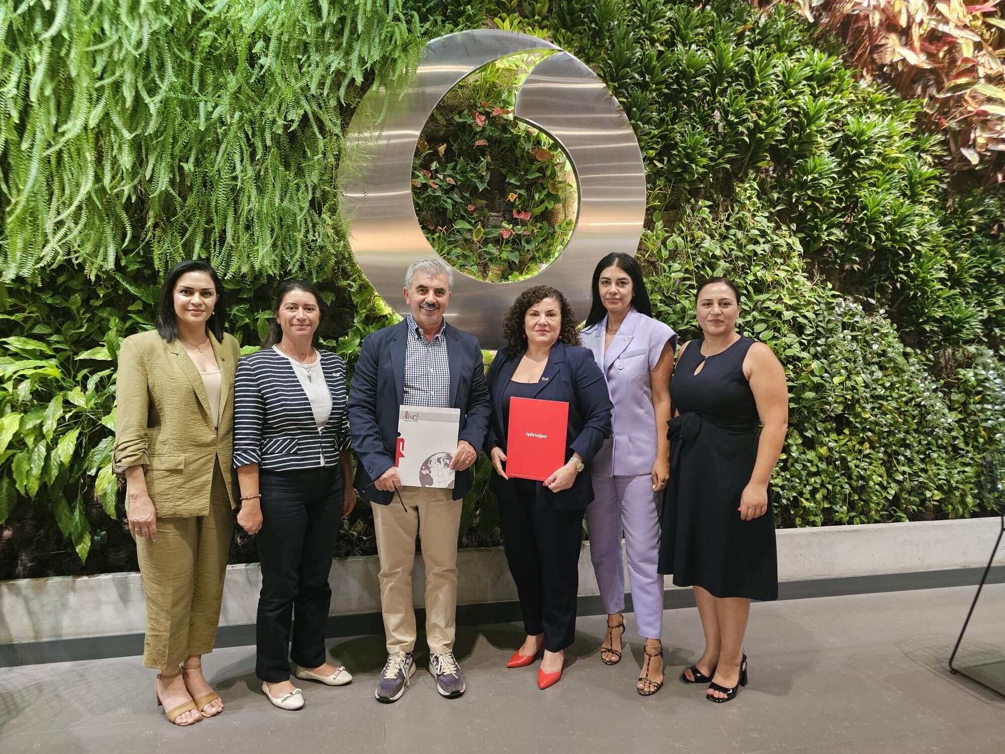 1753682629920İş Kadinlari2