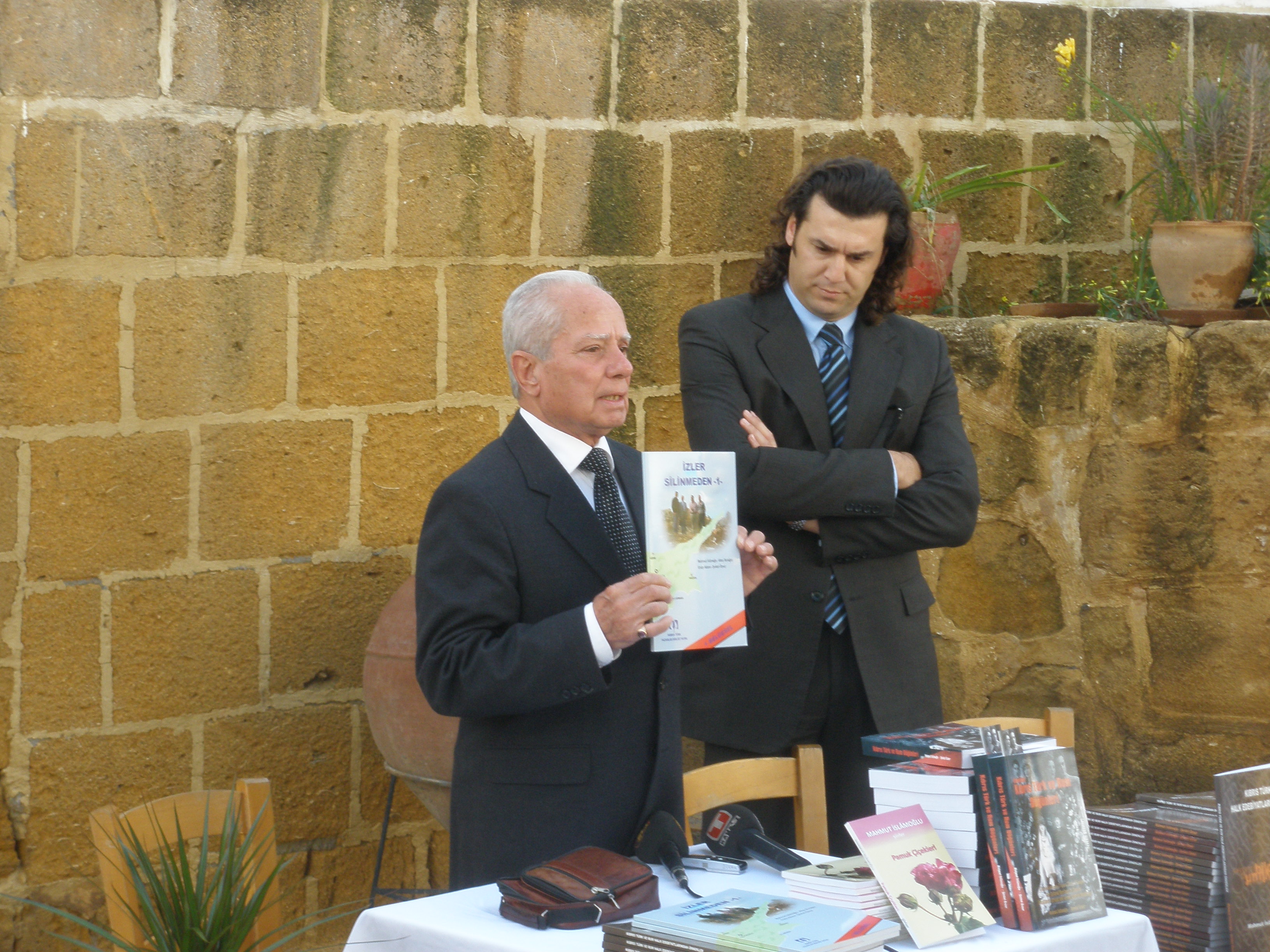 2010 Yılı Saçaklı Ev. Mahmut İslamoğlu Hoca Ve Şevket Öznur'un 4 Kitabı Tanıtıp Konuklara Hediye Verdikleri Etkinlik