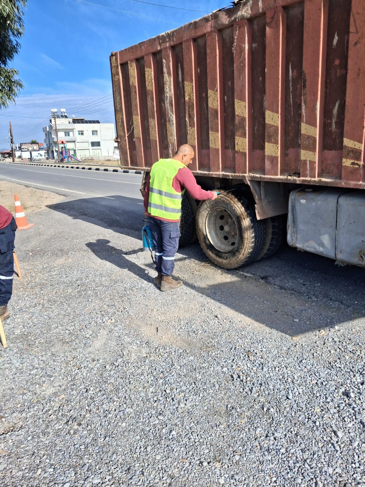 1765890117868Mesarya Belediyesi Şap Hastalığı (2)