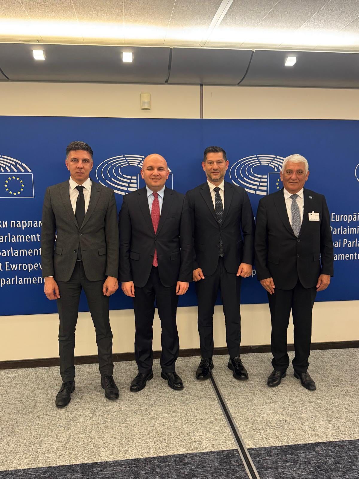 642349100 10237512742851308 5923604481908151837 N