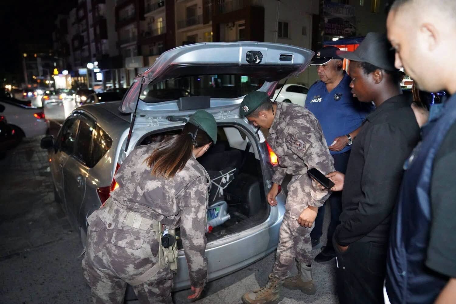 İlçelerde asayiş denetimi: 107 kişiye kumar cezası, 14 ikamet izinsize tutuklama