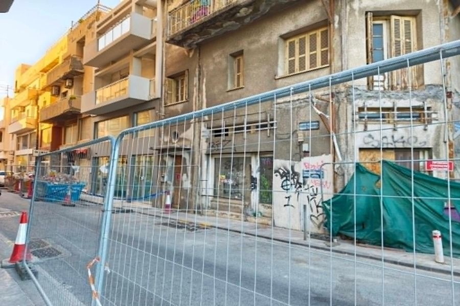 Limasol'da bir dairenin balkonu çöktü