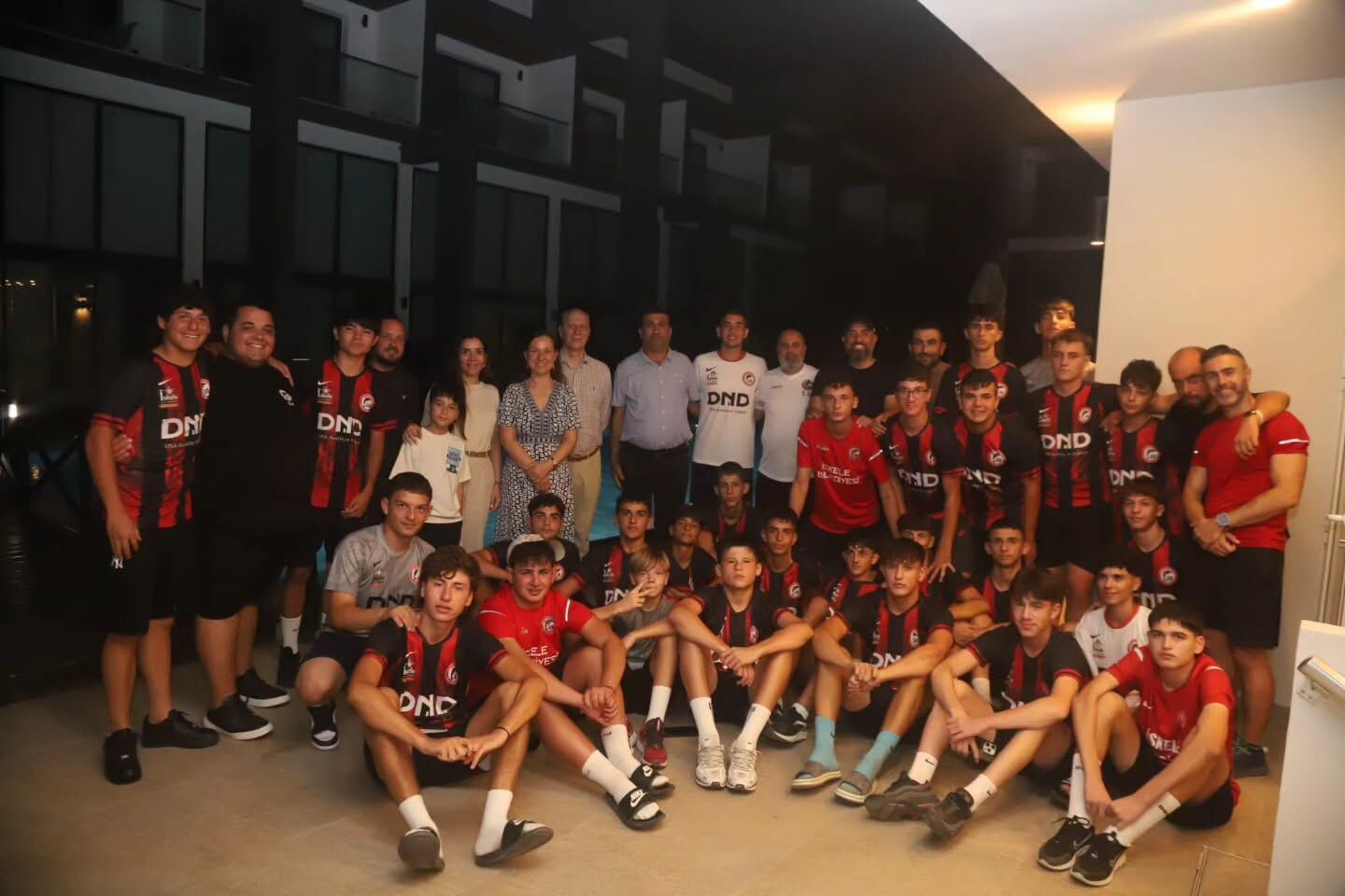 Şampiyon Larnaka Gençler Birliği U17 takımı, sponsoruyla yemekte buluştu