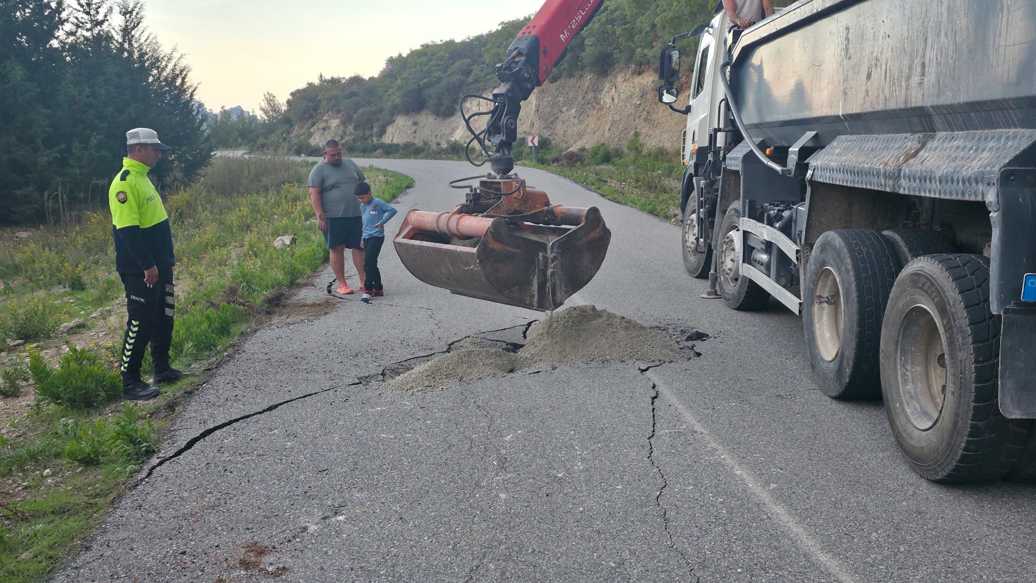 Kaya düşen yola İskele Belediyesi’nden hızlı müdahale
